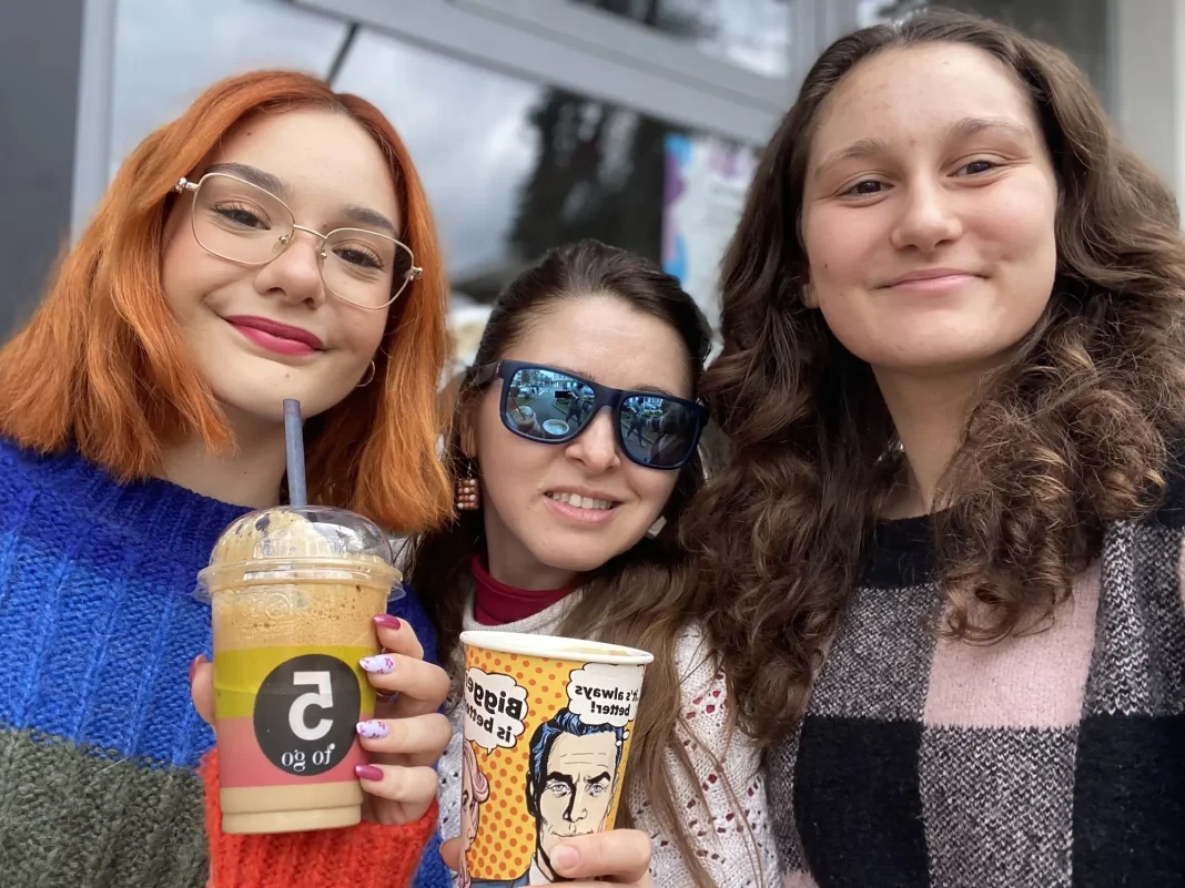 Alexandra Irimiea, fondator Savorbimdespresex.ro, alaturi de organizatoarele PeaceJam