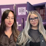 Giovana și Andreea, au inițiat un proiect prin care au introdus cutii mov cu absorbante gratuite în 11 școli din județ