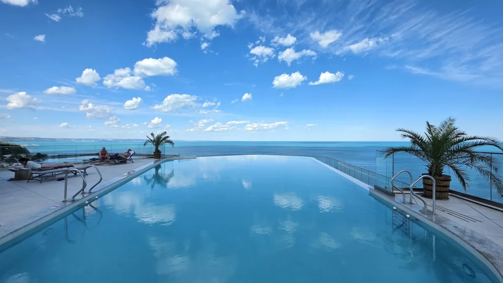 infinity pool la Grifid Noa